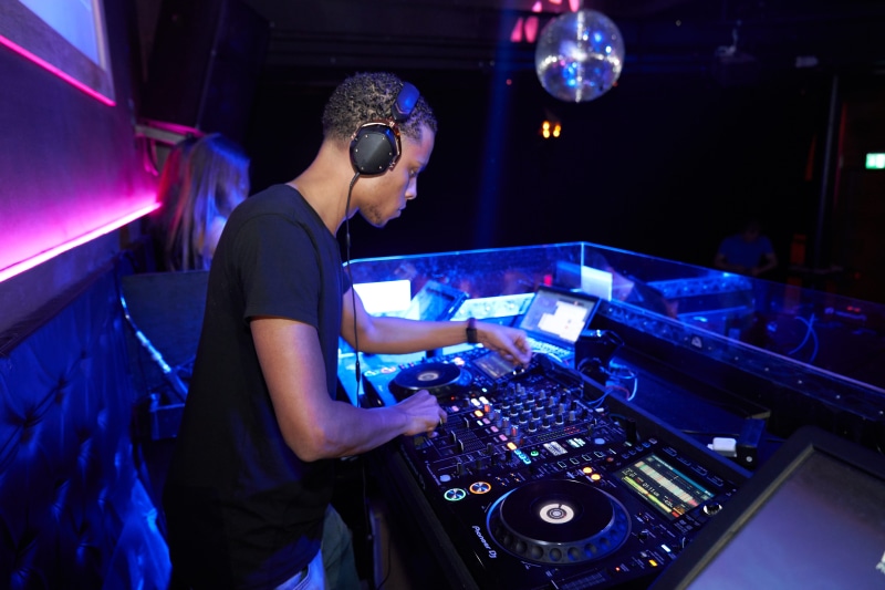 performance, technology, entertainment, rave, sound, people, rap, dj, club dj, club, lights, disc jockey, deejay, event, phonograph record, man, workplace