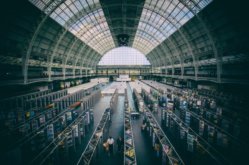 built structure, city, d, architecture, city life, day, mode of transportation, modern, england, station, men, crowd, London, group of people, indoors