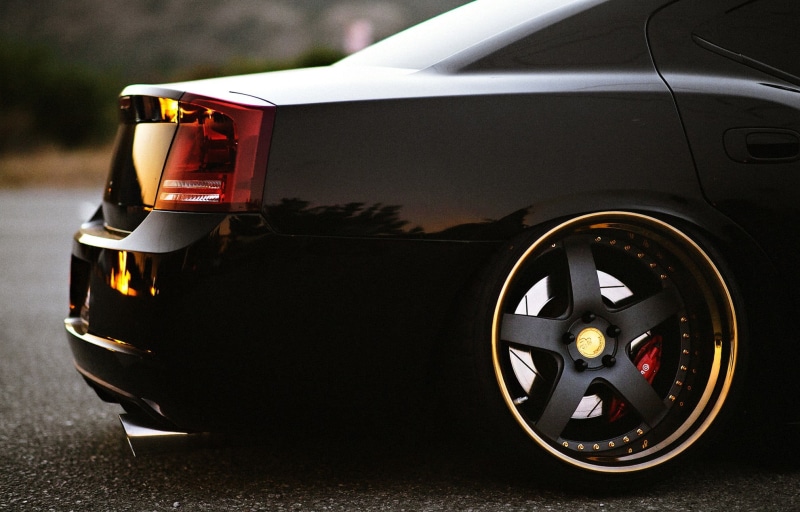 mode of transportation, outdoors, no people, close-up, transportation, tire, travel, vehicle, black color, red, 1080P, tail light, car, motor vehicle