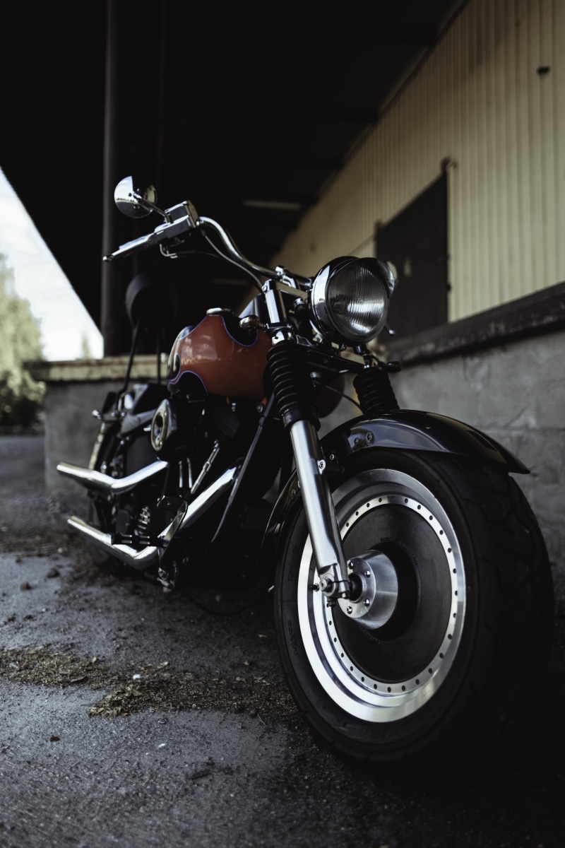 moped, focus on foreground, bopper, architecture, scooter, outdoors, machine, red, land vehicle, summer, stationary, transportation, harley davidson, dom
