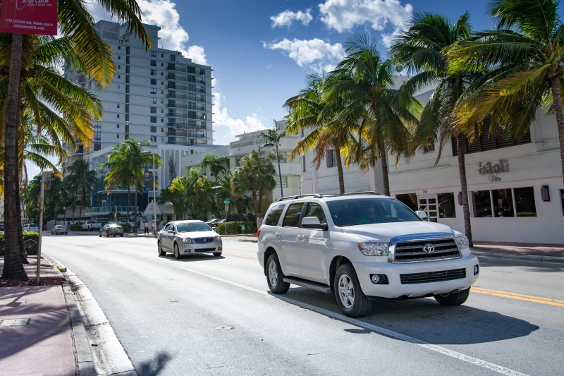 motor vehicle, 2K, nature, toyota, city, cars, tropical climate, built structure, travel, cityscape, street, travel destinations, city street, tree, plant