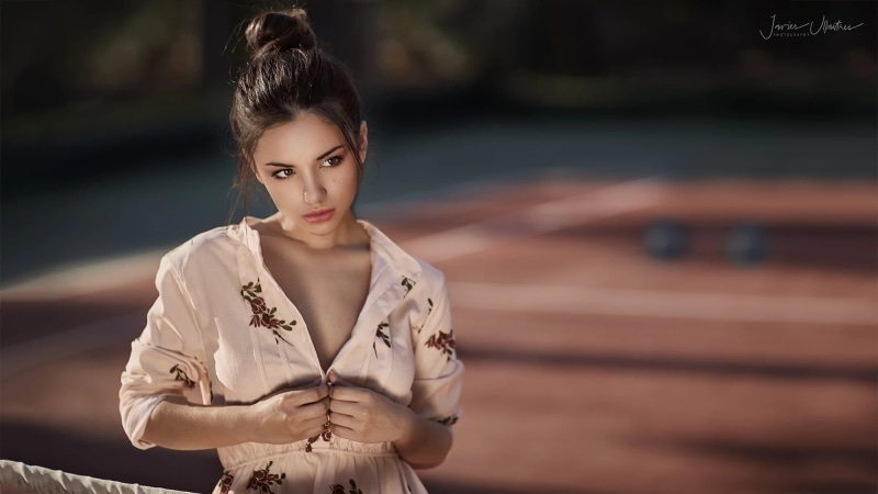 focus on foreground, looking at camera, hair, women, young adult, Javier Ullastres, 1080P, clothing, tennis courts, front view, standing, hairstyle, outdoors