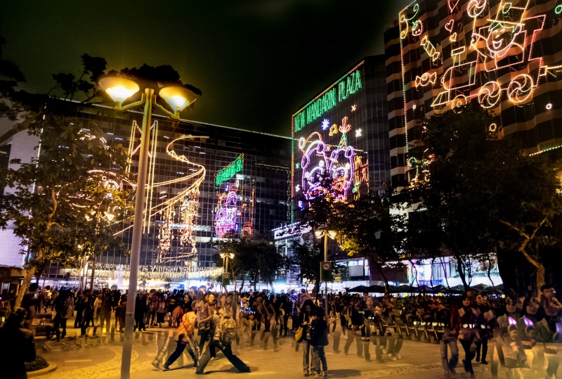 urban, tree, tsim sha tsui, built structure, rise, crowd, near, architecture, street light, hong kong, group of people, chrismas, city, illuminated, people