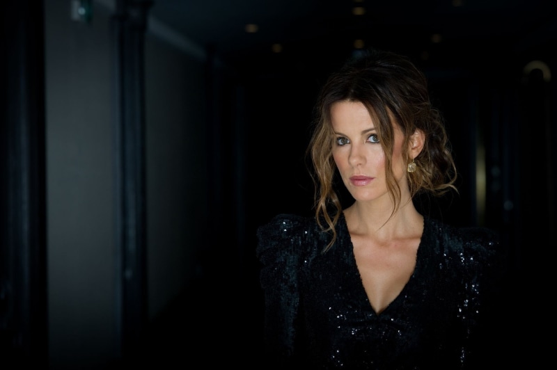 Kate Beckinsale, looking, celebrity, dark, portrait, actress, hairstyle, business, brown hair, young adult, contemplation, 1080P, adult, serious, indoors