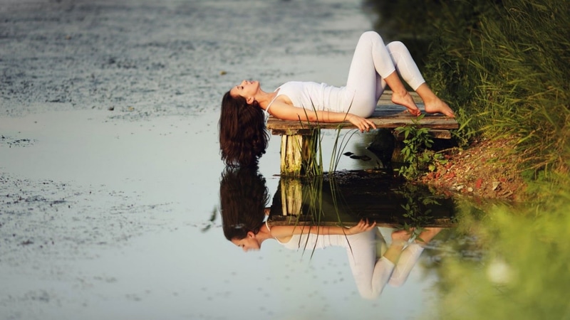 outdoors, sea, real people, women outdoors, waterfront, beauty, one Person, beach, model, full length, day, white tops, s, barefoot, 1080P, relaxation