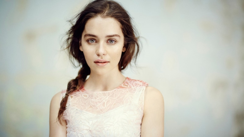 beautiful woman, wavy hair, 2K, hair, white, s, portrait, hairstyle, face, brown hair, young adult, indoors, adult, women, beauty, actress, studio shot