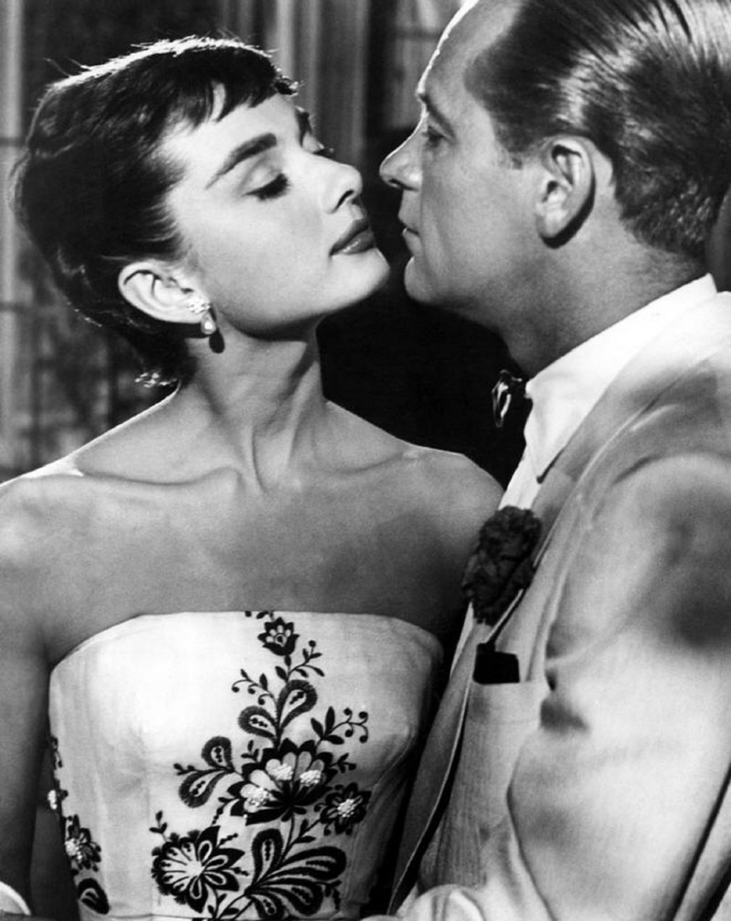 indoors, actor, 1080P, movies, kissing, women, cinema, portrait, young women, hollywood, facing, tattoo, togetherness, monochrome, man, emotion, audrey