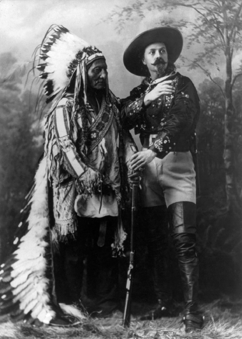 vintage, audience, man, females, photography, young women, black and white, 1080P, emotion, standing, native, hat, monochrome, sitting bull, two people