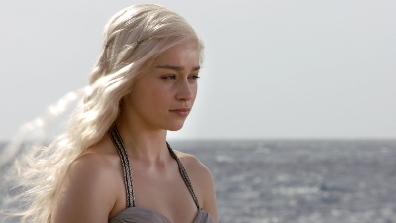 young adult, Emilia Clarke, portrait, beautiful woman, horizon over water, adult, looking, daeneyrs, targaryen, 1080P, horizon, blond hair, long hair