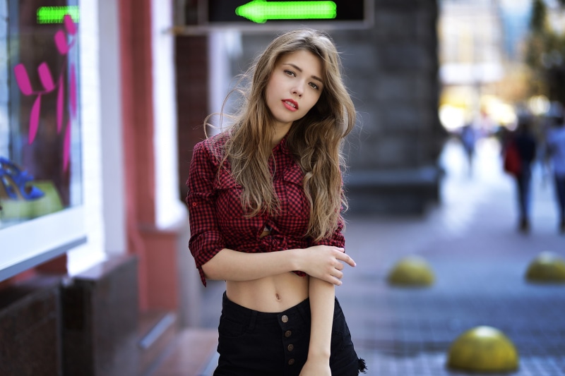 Giovanni Zacche, brown eyes, open mouth, looking at viewer, red shirt, women, Mila Azul, 1080P, blonde