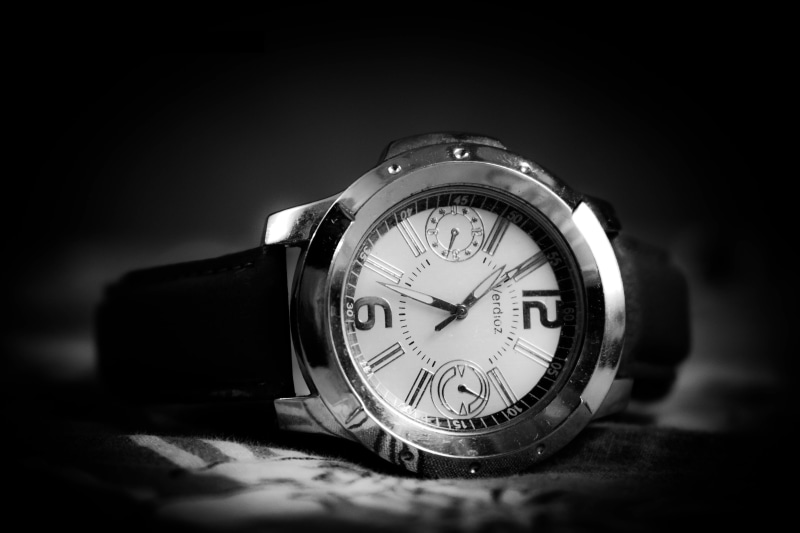 minute hand, watch, studio shot, alarm clock, old-fashioned, luxury, steel, no people, vintage, personal accessory, retro styled, silver colored, wrist