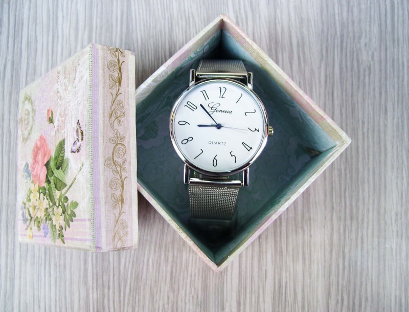 hours, still life, elapsed time, wood - material, jewelry, colored, wrist watch, instrument of time, accuracy, colors, color, shop windows, gift, box, wristwatch