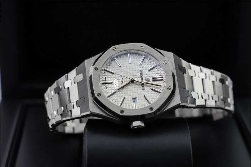 minute hand, exclusive, studio shot, alloy, metal, no people, instrument of time, datejust, luxury watch, millenary watches, chrome, fashion, watch, wealth