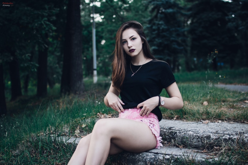 necklace, trees, T-shirt, jean shorts, women outdoors, 2K, portrait, women, sitting, depth of field
