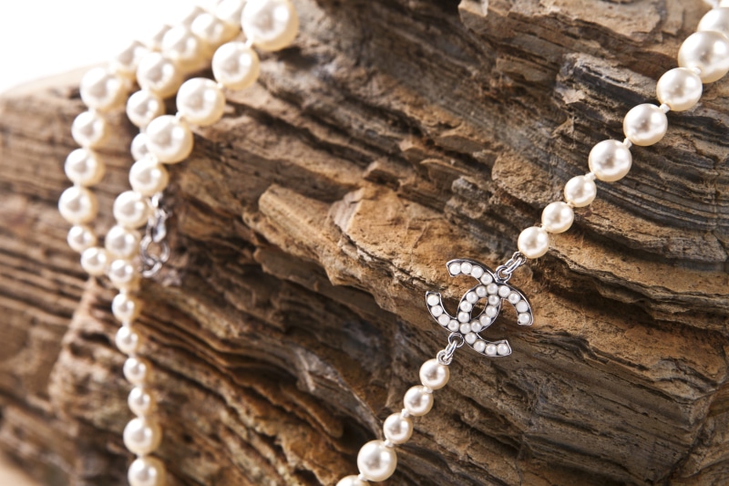 selective focus, rock, elegance, textured, close-up, ornate, luxury, wood - material, pearl, jewelry, wealth, 4K, beauty, necklace, nature, wood, bead