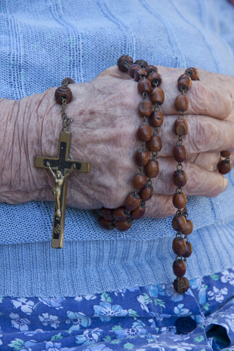 spirituality, bead necklace, jesus, symbol, bracelet, midsection, 2K, real people, faith, jewelry, human hand, bead, mala, religion, worship, hands, one person