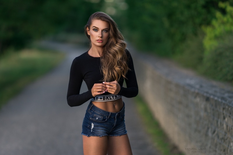 blonde, belly, 1080P, women outdoors, women, pierced navel, depth of field, jean shorts, brunette, portrait, Lucie Syrohova