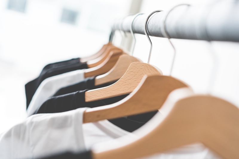 hanging, Apparel, Fashion, coathanger, collection, clothes rack, Store, t, casual Clothing, people, T-Shirt, variation, Hangers, t-shirts, in a row, boutique