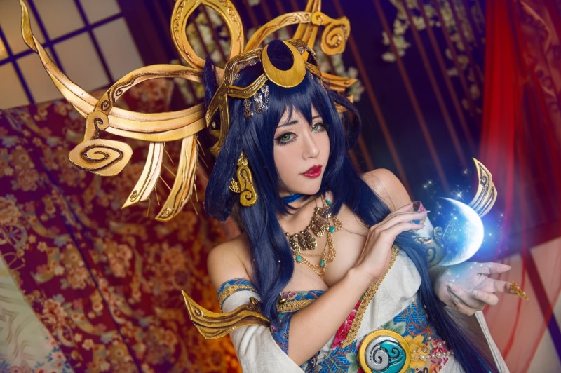 costume, cosplay, brunette, neckline, shoulders, the witch, style, hairstyle, claw, gold plated, face, blue, background, 1080P, magic, portrait, pose