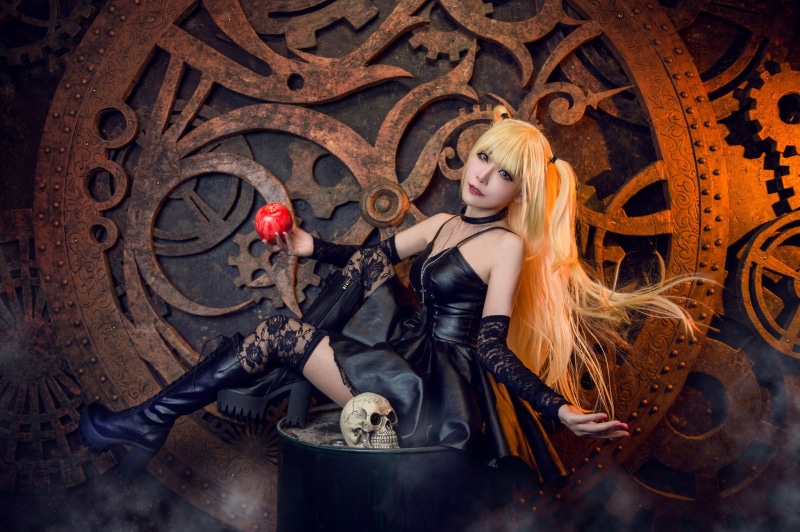 face, blonde, character, sitting, cosplay, black, long-haired, look, outfit, Apple, Asian, skull, boots, style, costume, girl, 1080P, gear, makeup, image