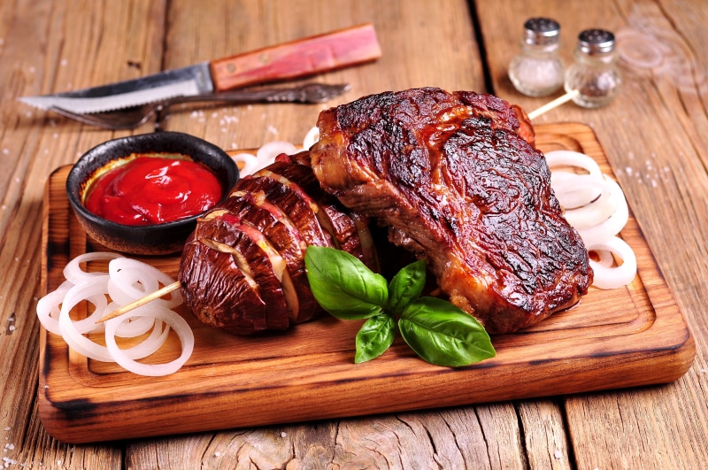 freshness, wood - material, 2K, herb, no people, steak, red meat, grilled, food, cutting board, bow, table, vegetable, tray, food and drink, ready-to-eat