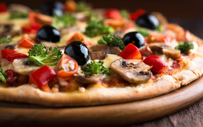 mozzarella, baked, refreshment, edible Mushroom, savory Sauce, pepperoni, restaurant, olive, 2K, close-up, herb, snack, meal, healthy eating, olives, fruit