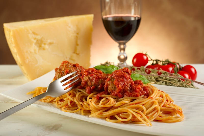 cheese, spaghetti, household equipment, glass, 8K, meal, pasta, plate, alcohol, kitchen utensil, drinking glass, food and drink, fruit, no people, fork