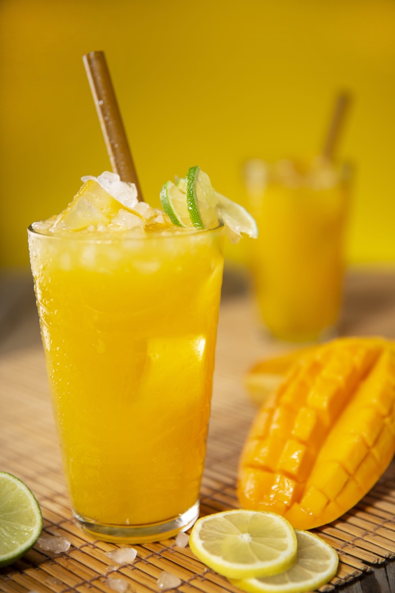 lemon, alcohol, household equipment, beer, cocktail, yellow, close-up, drinking straw, lemonade, food and drink, healthy eating, lime, 5K, drink, citrus fruit