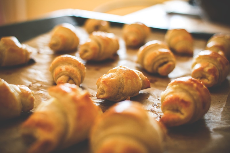 abundance, table, croissant, gourmet, Croissants, healthy eating, still life, snack, pastry, 4K, roasted, tray, day, Mini, large group of objects, wellbeing