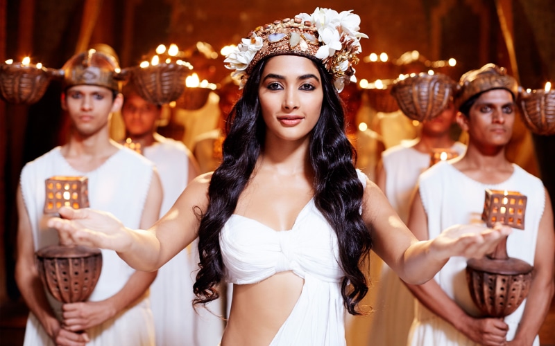 adult, young women, looking, women, lifestyles, happiness, Pooja, hai, holding, tu, group of people, clothing, beautiful woman, focus on foreground, Mohenjo