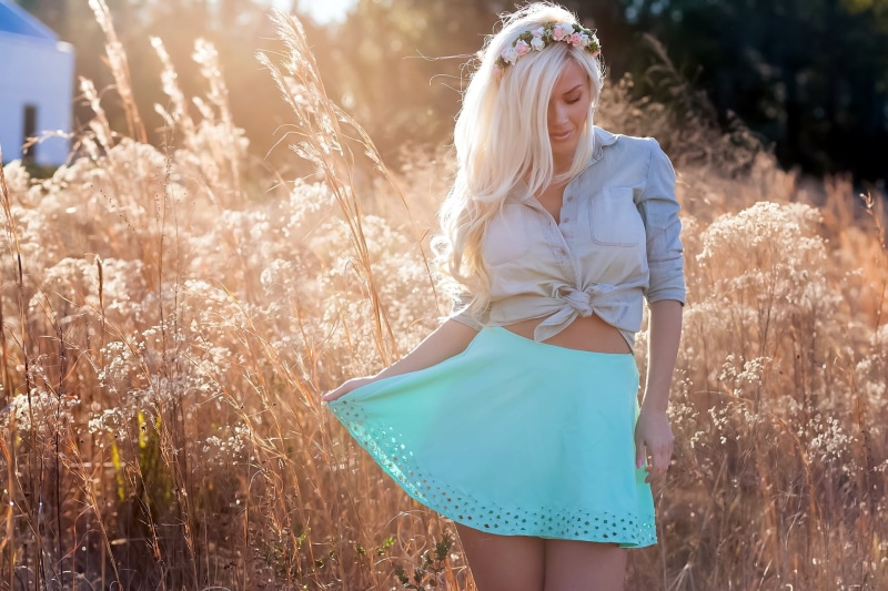 sport, leisure activity, one person, young women, sunlight, young adult, plant, standing, beauty, field, land, blond hair, long hair, shirt, light, brown