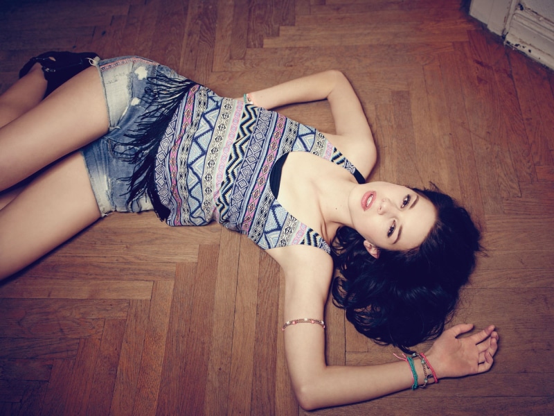 indoors, 1080P, fashion, brown, beautiful woman, woman, legs, beauty, wooden surface, long hair, tank top, hardwood floor, adult, jean shorts, women, model