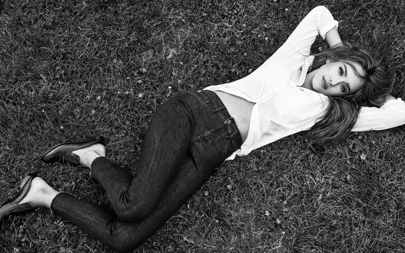plant, hairstyle, 1080P, field, lying on back, young adult, hollywood, casual clothing, women, young women, contemplation, Female celebrities, leisure activity