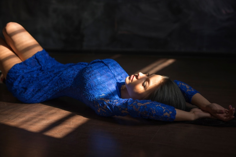 cute, lying Down, the Human Body, lifestyles, Anton Pechkurov, portrait, full length, figure, dark, 1080P, two, hairstyle, caucasian Ethnicity, model