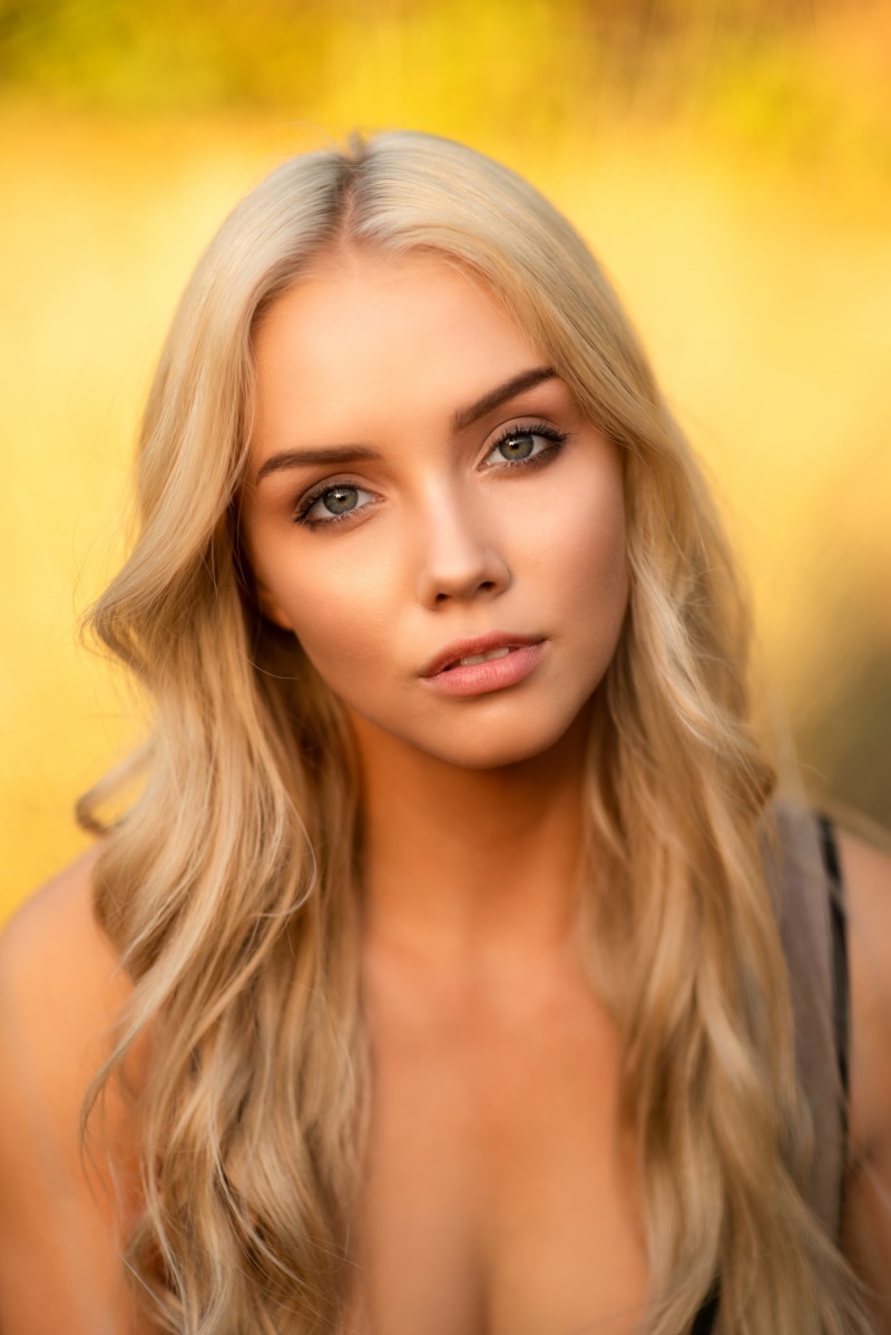 portrait, beautiful woman, looking at camera, face, bokeh, beautiful people, looking at viewer, 1080P, human body part, fashion, hairstyle, close-up, human hair