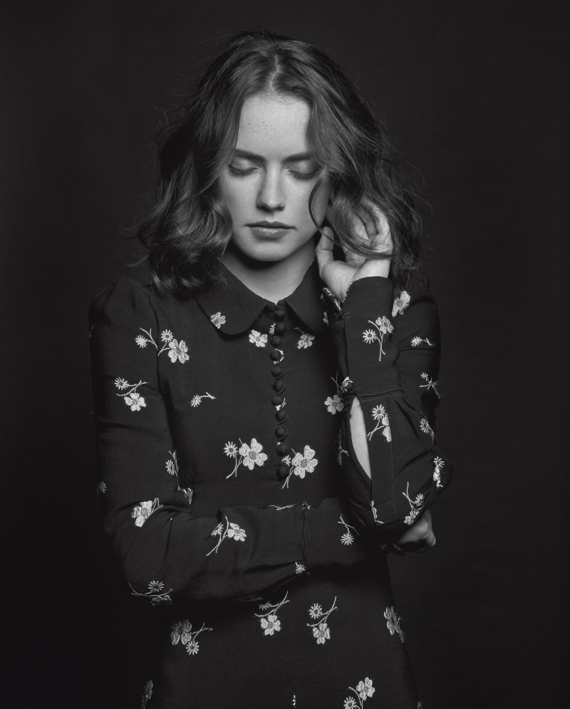 hairstyle, Daisy Ridley, one person, indoors, contemplation, depression - sadness, emotion, looking, hair, black background, 2K, women, young women, beauty