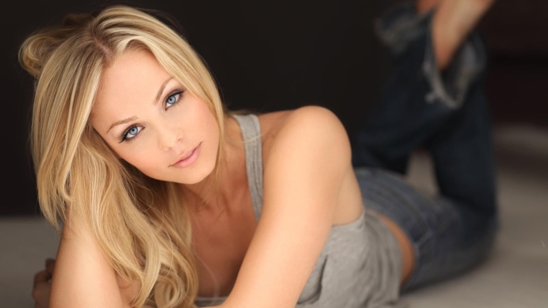 blue eyes, v, one person, black background, adult, depth of field, beautiful woman, vandervoort, hairstyle, sitting, indoors, Laura Vandervoort, 1080P