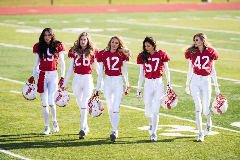 4K, Victorias Secret Angel, Doutzen Kroes, Top fashion model, women, grass, togetherness, Lily Aldridge, young women, teenager, adolescence, group of people