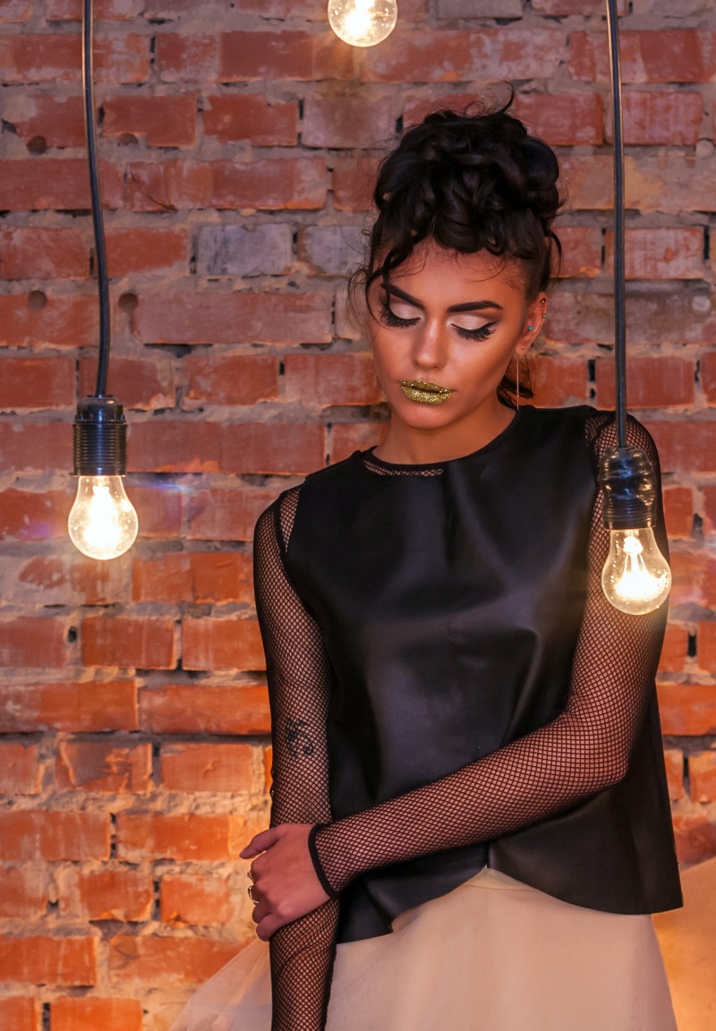 three quarter length, one person, young adult, real people, life, indoors, light bulb, Cool, super, only women, beuty, one woman only, hairstyle, rockprincess