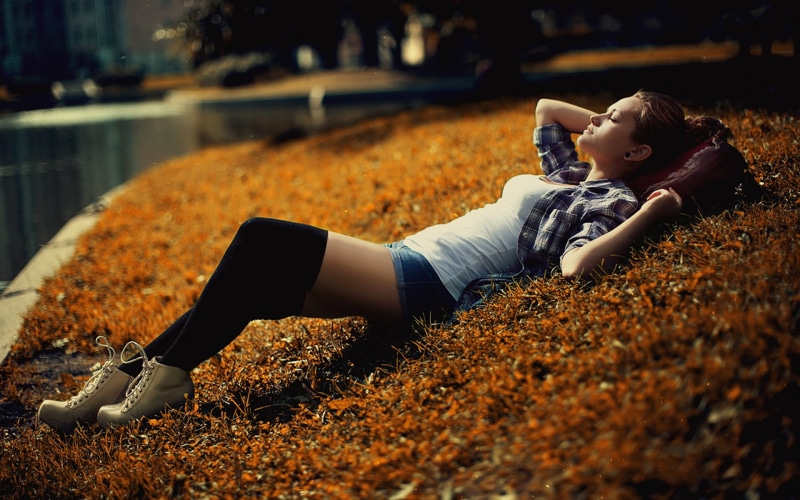 lying, outdoors, childhood, child, fall, casual clothing, plaid, hairstyle, one person, lying on back, short, 1080P, women, lying down, adult, denim, blue