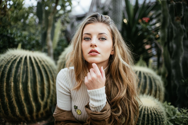 blond hair, depth of field, leisure activity, women, front view, touching face, focus on foreground, beautiful woman, young adult, Eliana Jones, model