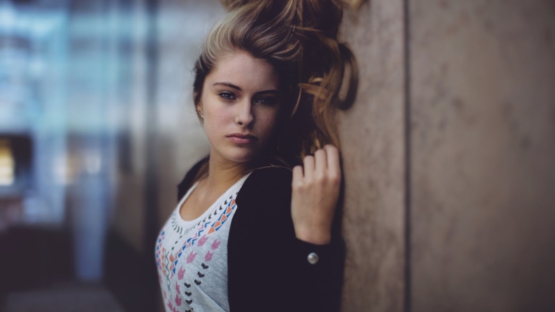 looking, one person, real people, lifestyles, 1080P, adult, beautiful woman, beauty, leisure activity, headshot, standing, black jackets, contemplation