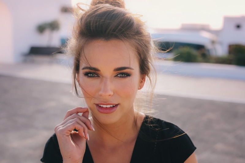 focus on foreground, beauty, architecture, depth of field, headshot, street, hairstyle, women, adult, 1080P, young women, model, lifestyles, front view