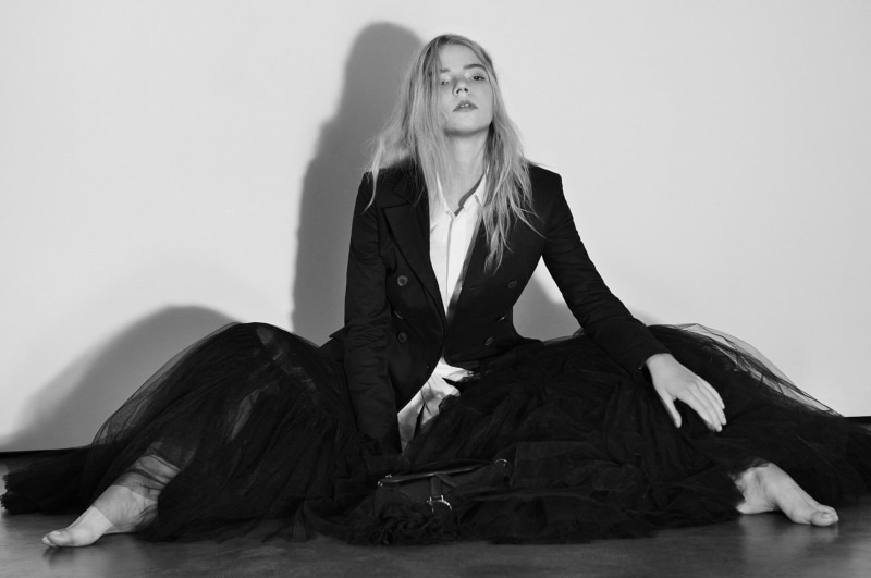 women, spread legs, blonde, actress, on floor, Anya Taylor-Joy, simple background, feet, monochrome, long hair, barefoot, 720P