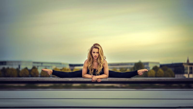 spread legs, splits, legs, looking at viewer, leggings, yoga pants, barefoot, women outdoors, blonde, long hair, model, women, 1080P