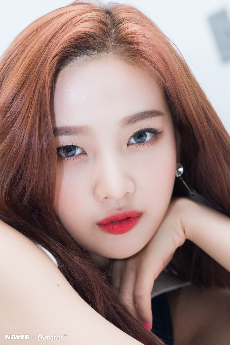Joy (Red Velvet), K-pop, beauty, adult, front view, contemplation, human face, make-up, long hair, headshot, hairstyle, fashion, brown hair, hair, human body part