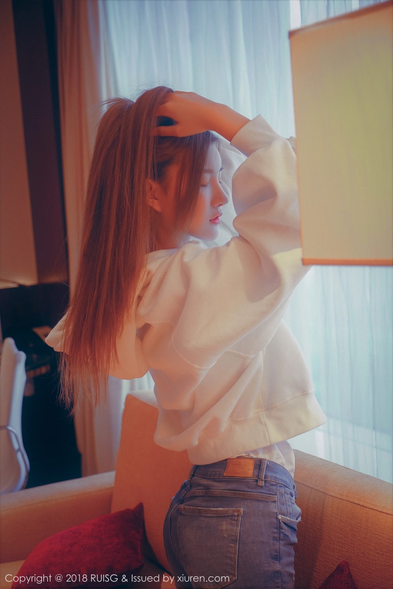jeans, lifestyles, kneeling, women indoors, 2K, indoors, adult, three quarter length, hairstyle, home interior, young women, casual clothing, standing
