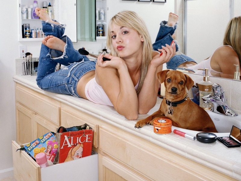 pet owner, hair, animal, real people, one person, animal themes, indoors, leisure activity, portrait, pets, 720P, dog, Kaley Cuoco, hairstyle, domestic animals