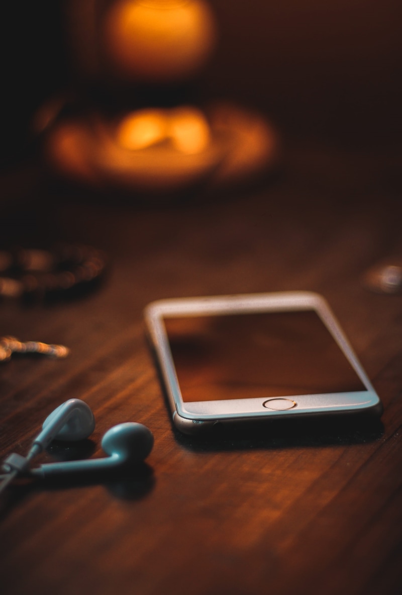 electronics, wood grain, indoors, mobile phone, selective focus, still life, touch screen, iphone, mobile, smart phone, telephone, device screen, close-up