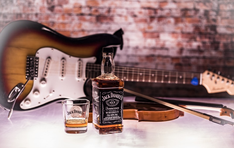 daniels, drink, spirit, musical instrument string, absence, jack daniels, food and drink, close-up, indoors, studio shot, arts culture and entertainment
